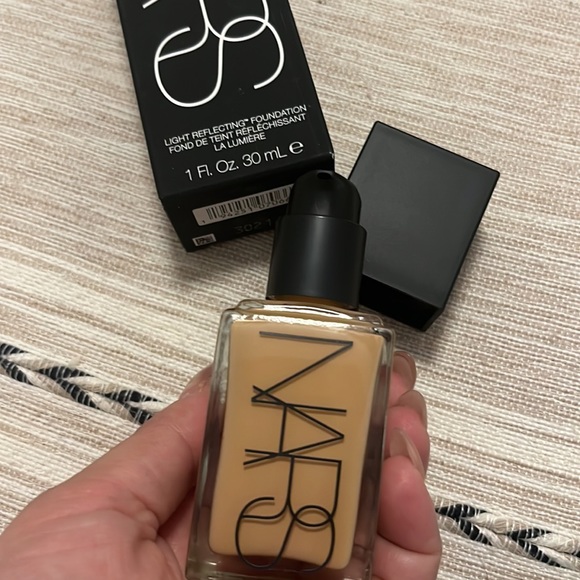 NARS Light Reflecting Advanced Skincare Foundation, Medium 4 Barcelona - Picture 5 of 6
